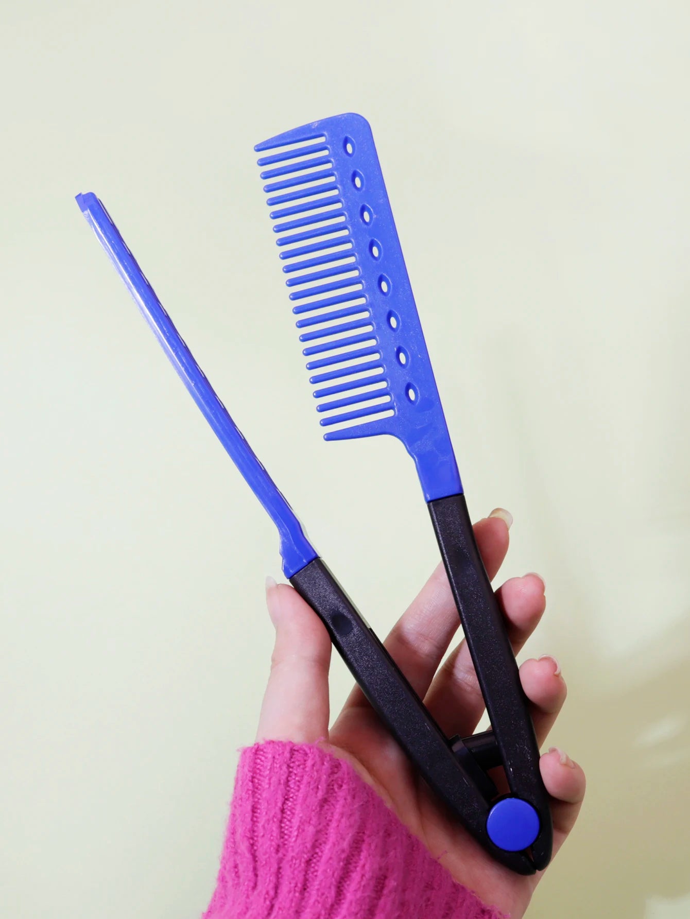 V-Shaped Straightening Comb for Salon Hair Styling and Smoothing
